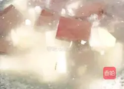 Illustration of how to make a bowl of pig blood and tofu soup in winter 4