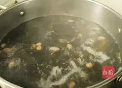 Illustration of how to make black bean, peanut, kelp, melon and chicken soup 8