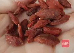 How to make wolfberry and white fungus soup Illustration 6