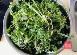 Shepherd's purse and big meat Illustration of how to make dumplings 1