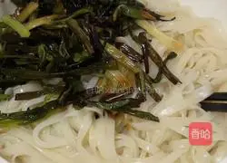 Illustration of how to make noodles with scallion oil 8