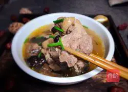 Illustration of how to make red date, mushroom and dolphin soup 9