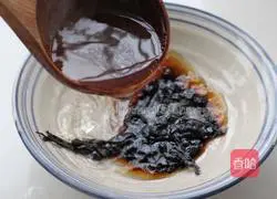 Illustration of how to make handmade fresh meat wontons 13