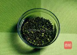 Illustration of how to make mung bean milk 1