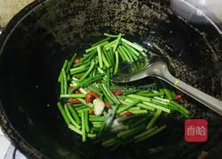 Illustration of how to fry fried pork with garlic moss 5