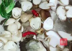 Illustration of how to make white crucian carp soup with fresh mushroom milk 11