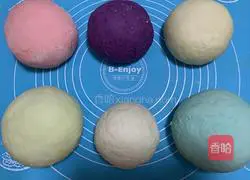 Illustration of how to make hydrangea steamed buns 1