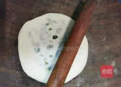 Illustration of how to make dumpling skin scallion pancakes (quick breakfast) 11