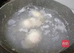 Illustration of how to make boiled poached eggs 9