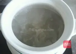 Illustration of how to make wolfberry and yam pork ribs soup 3