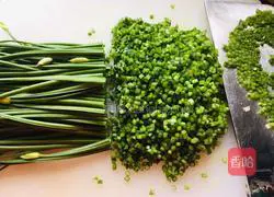 Illustration of how to make big meat dumplings with chives and sprouts 9