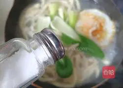 Illustration of how to make fried egg noodle soup 8
