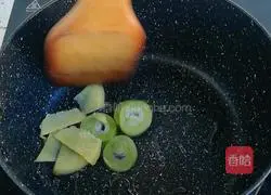 Illustration of how to make grouper tofu soup 1