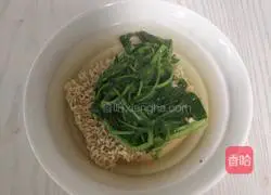 Microwave watercress instant noodles recipe 5