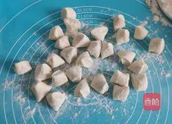 Illustration of how to make vegetarian Sanxian dumplings 8