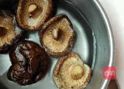 Illustration of how to make braised pork ribs and radish soup 3