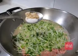 Illustration of how to make radish seedlings in soup 6