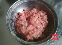 Illustration of how to stir-fry shredded pork with pickled cabbage 6