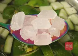 Illustration of how to make lemon, winter melon and rose tea 6