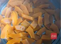 Q illustration of how to make pumpkin cake 2 