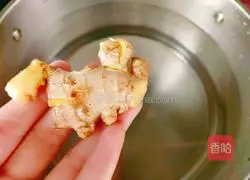 Illustration of how to make wild green mushroom beef bone soup 5