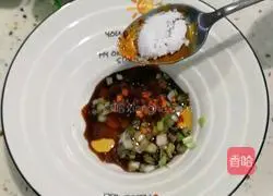 Illustration of how to make noodles with juice by hand 8