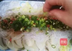 Illustration of how to make cold vermicelli and baby vegetables 21