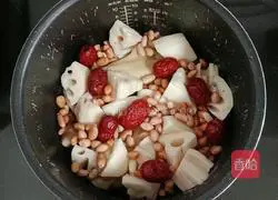 Lotus root and peanut chicken soup recipe 8