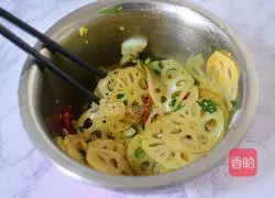 Illustration of how to make cold lotus root slices 8