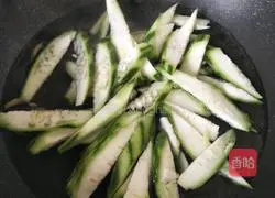 Illustration of how to make loofah and egg soup 5