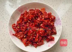 Illustration of how to make spicy stir-fried small intestine 3