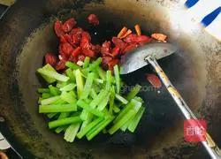 Illustration of how to make fried sausage with celery 5
