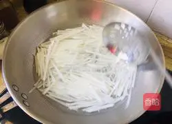 Illustration of how to make scallop, sea rice and radish soup 4