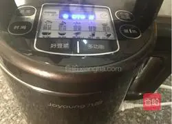 Illustration of how to make black soy milk 3