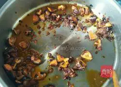 Illustration of how to make mushroom noodles 5