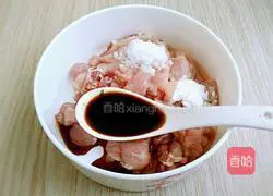 Illustration of how to stir-fry lettuce and meat 3