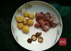 Illustration of how to make mushroom and chestnut lean meat soup 2