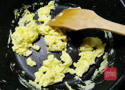 Illustration of how to make fried rape and egg noodles 11