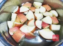 Illustration of how to make red date, apple and white fungus soup 7