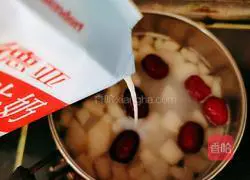 Illustration of how to make milk, red dates, papaya and pears stewed 12