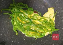 Illustration of how to make fried eggs with green pepper 4