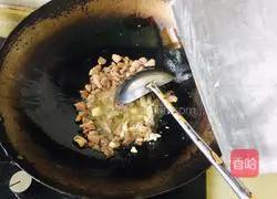 Illustration of how to make hand-made mutton noodles 4