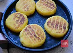 Illustration of how to make corn flour bean dregs cake 8