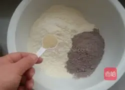 Illustration of how to make purple rice steamed buns 1