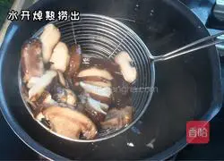 Illustration of how to make fried noodles with tomatoes, shrimps and mushrooms 2