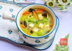 Illustration of how to make loofah, tofu and fungus soup 11