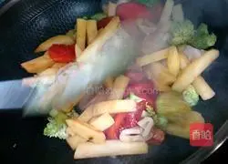 Illustration of how to make potato and salty bamboo shoot soup 10