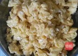 Illustration of how to make fried eggs with chives 3