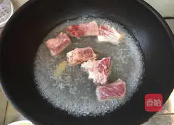 Illustration of how to stew pork ribs with winter melon in milk soup 4