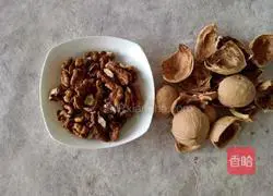 Illustration of how to make walnut and peanut milk 2